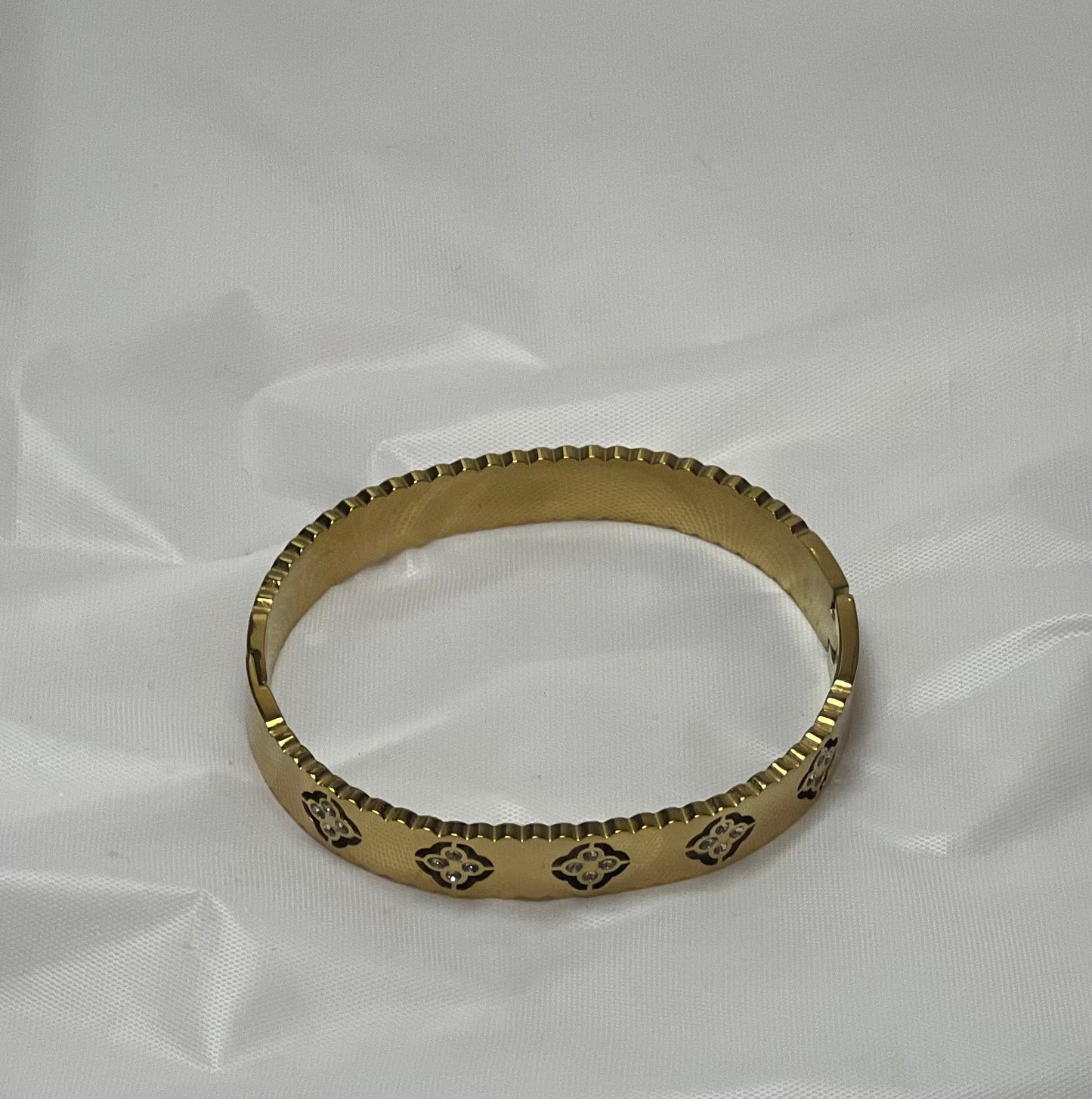 Wavy bangle