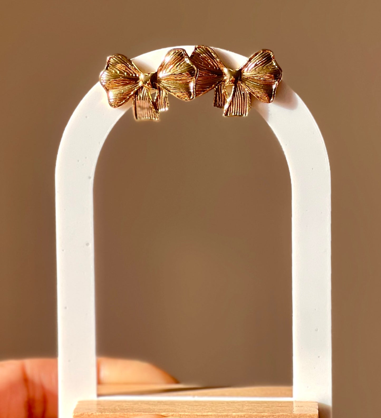 Bow stud