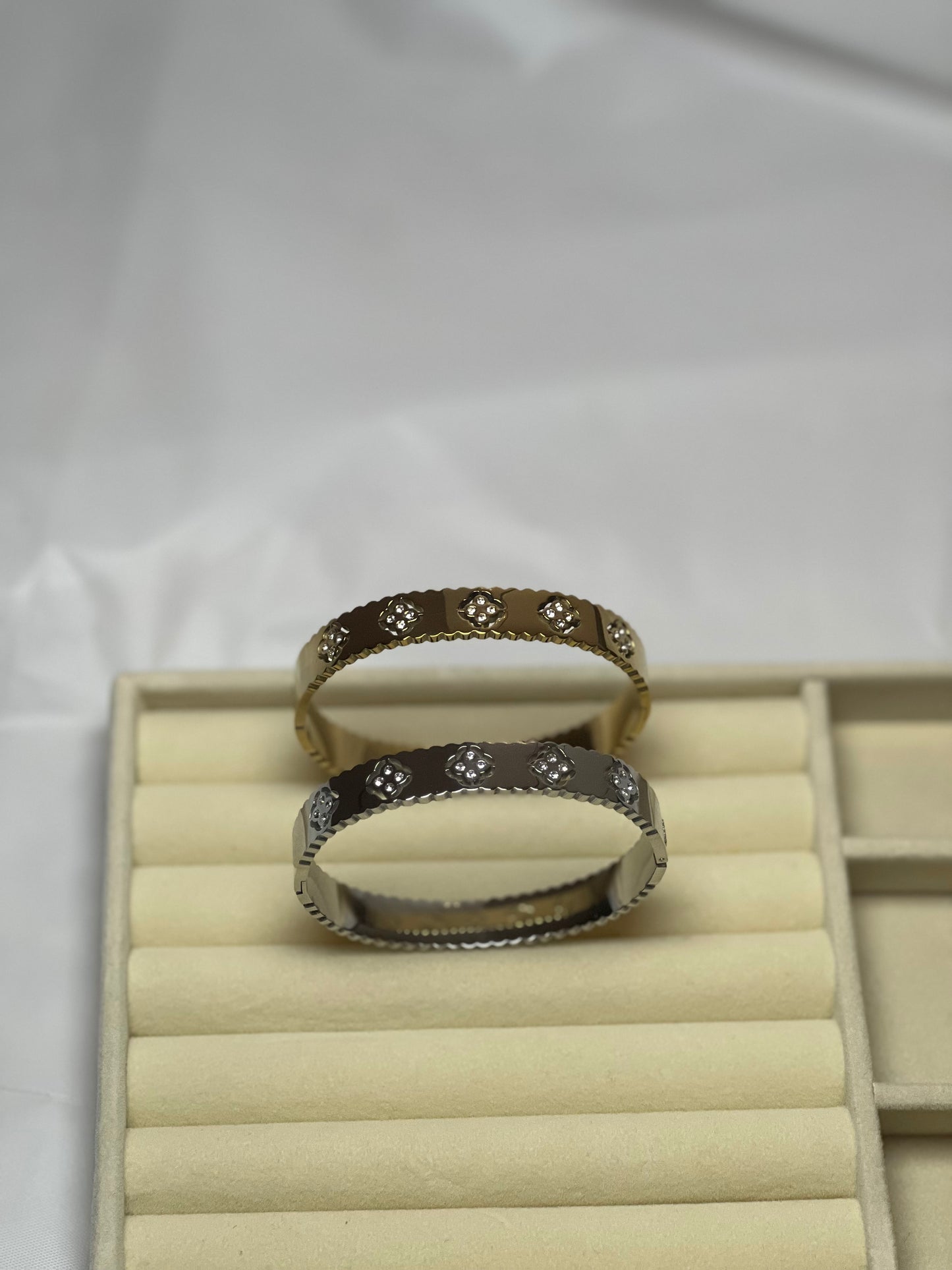 Wavy bangle