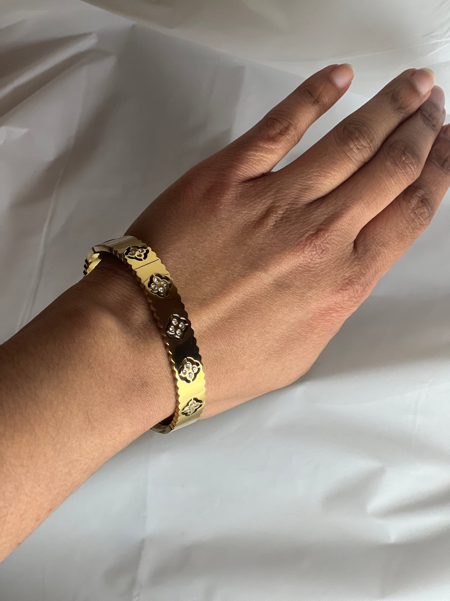 Wavy bangle