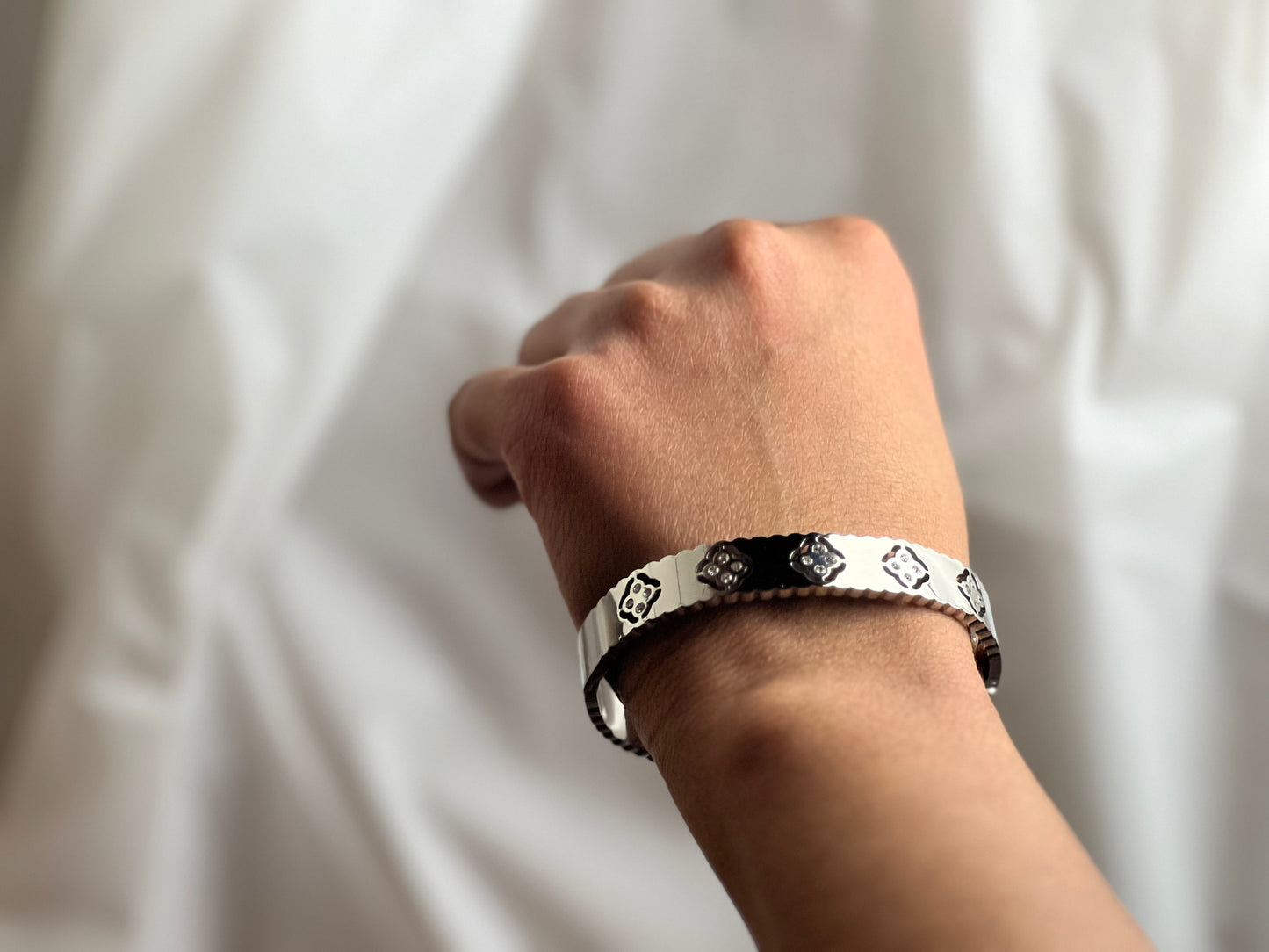Wavy bangle