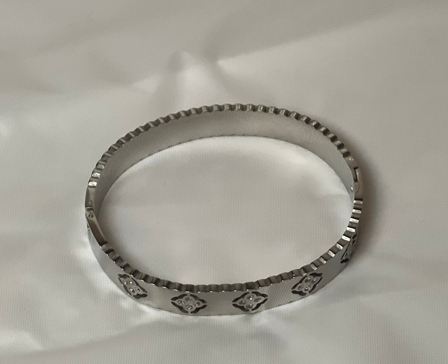 Wavy bangle