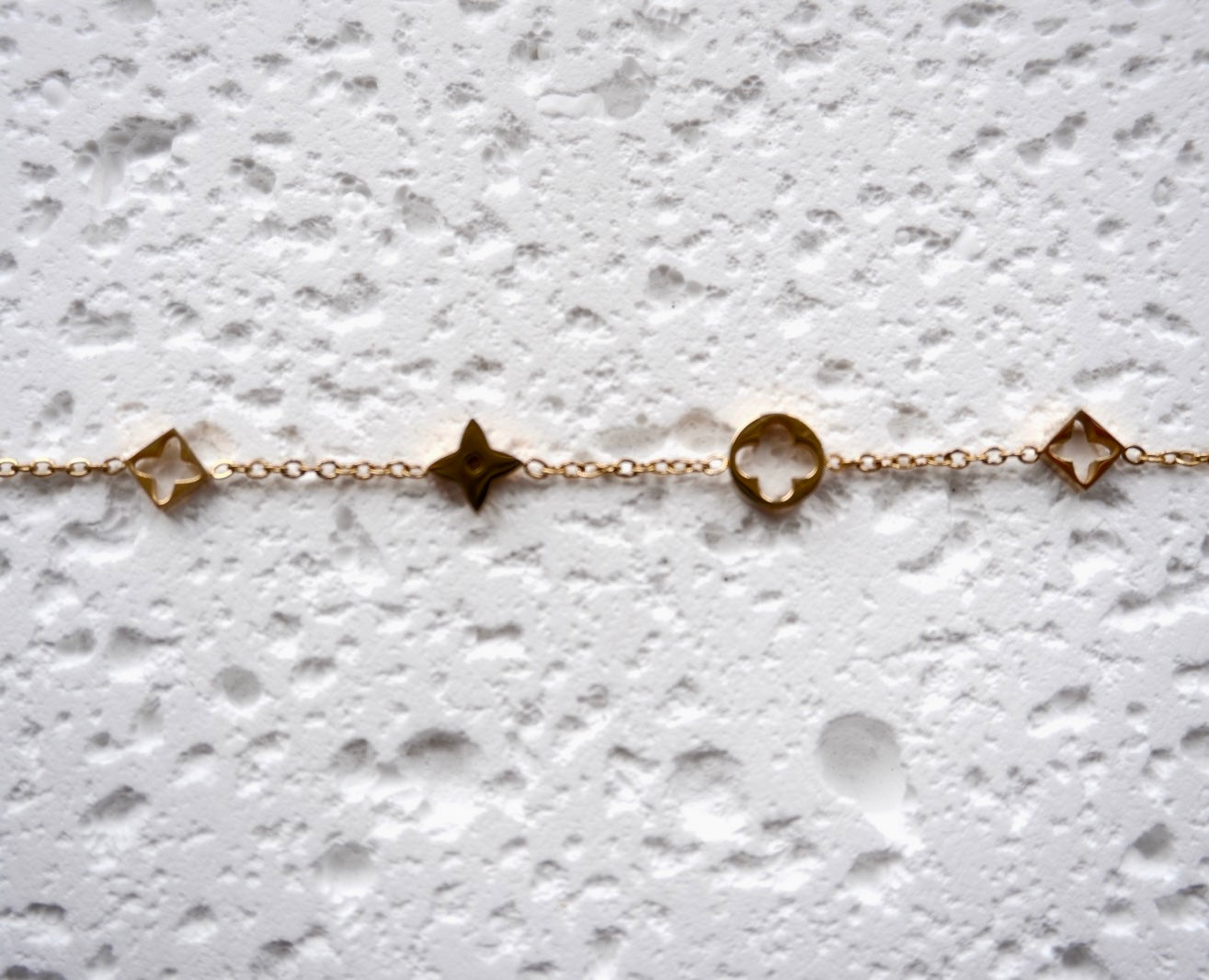 Dainty clover bracelet