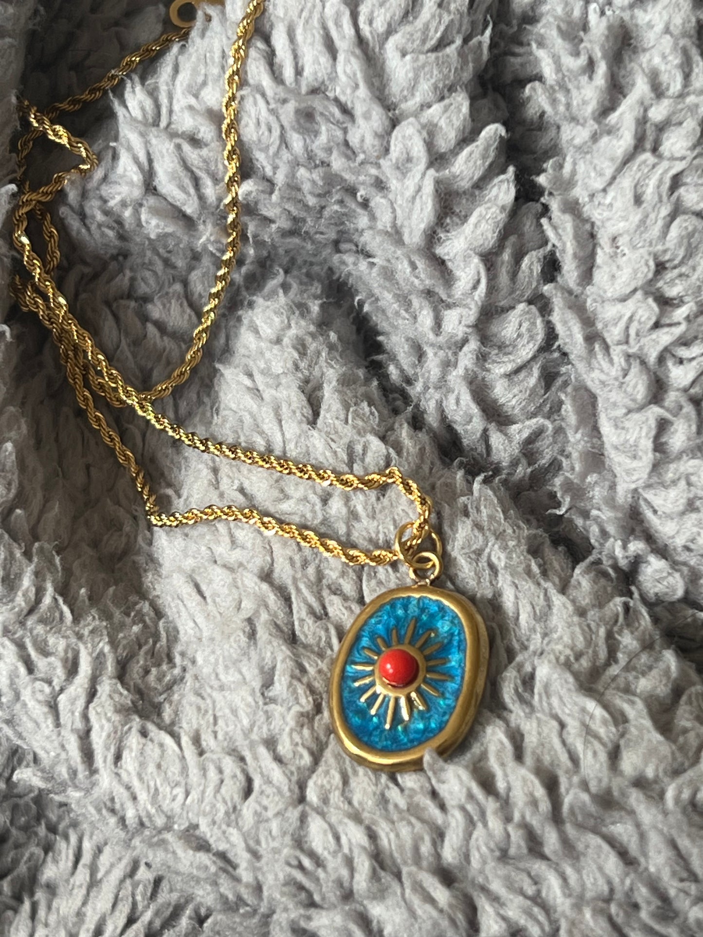 Lara pendant necklace