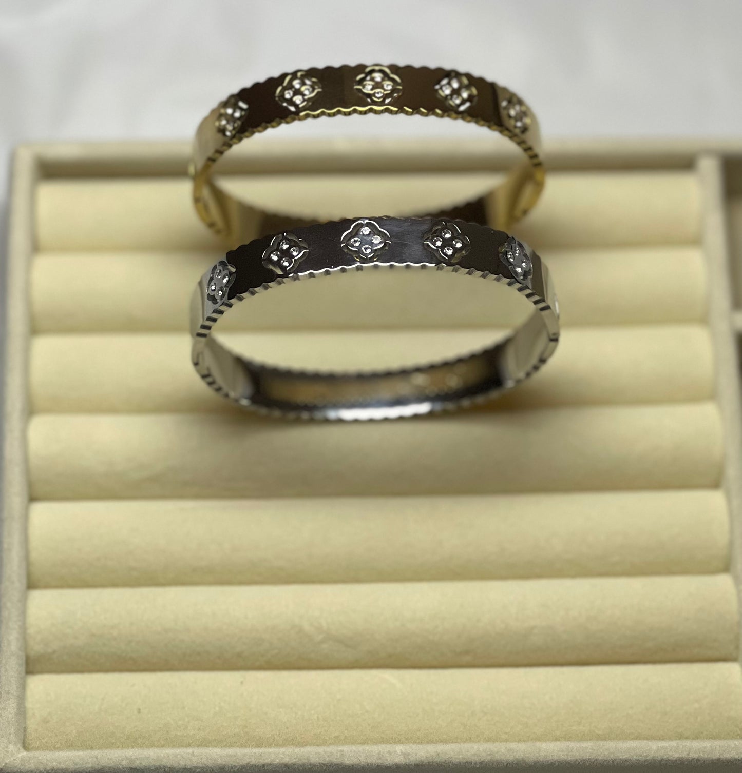 Wavy bangle