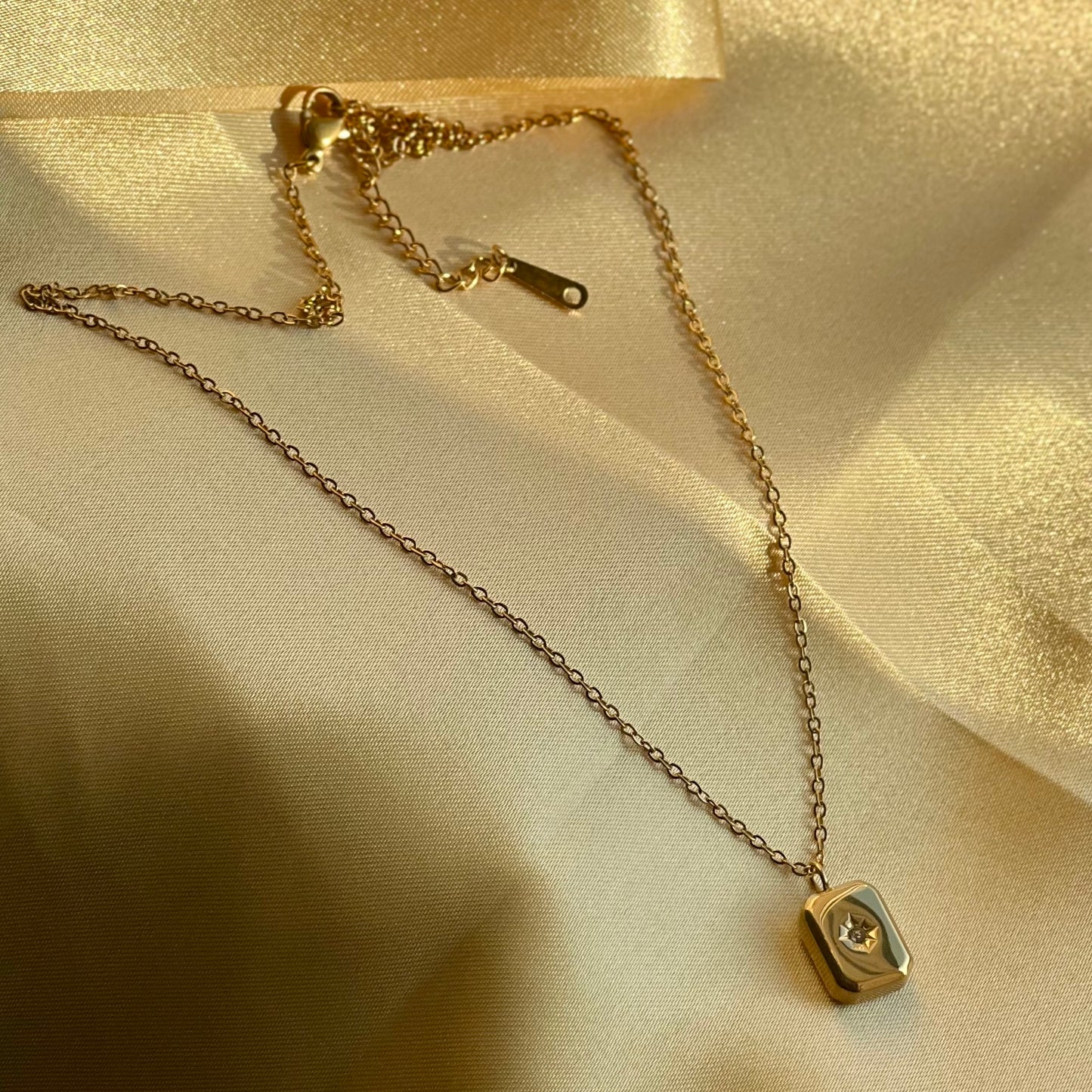 Solid star necklace