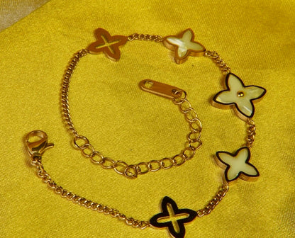 Dainty clover bracelet