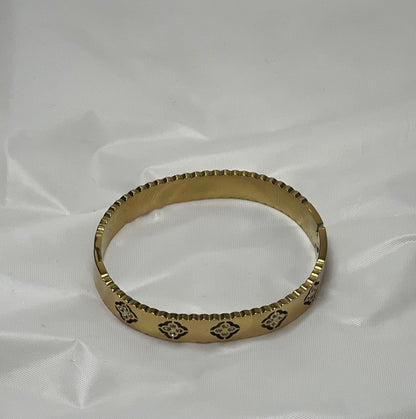 Wavy bangle