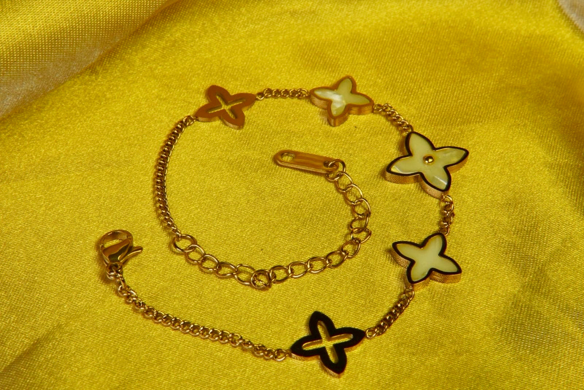 Dainty clover bracelet