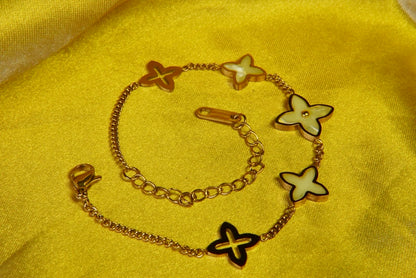 Dainty clover bracelet