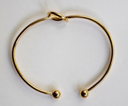 Dainty knot bracelet