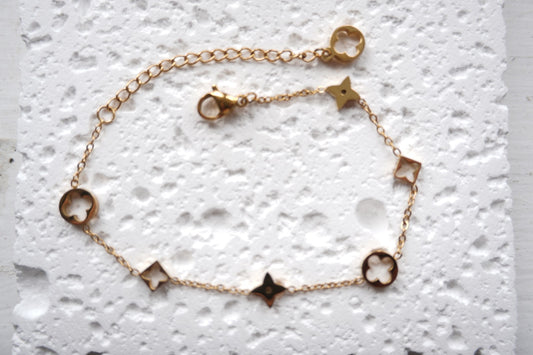 Dainty clover bracelet