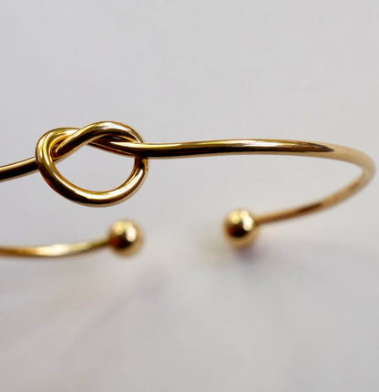 Dainty knot bracelet
