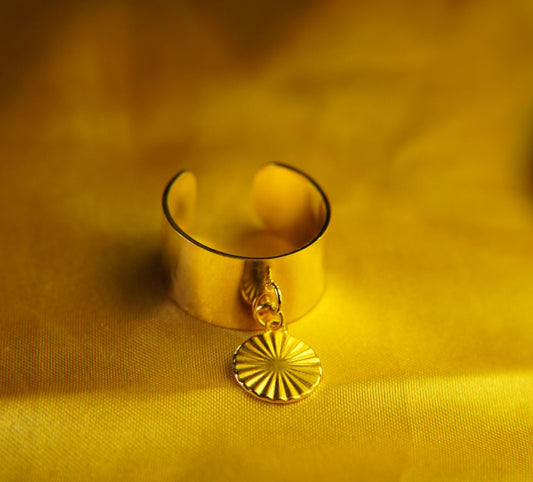 The swirl charm ring