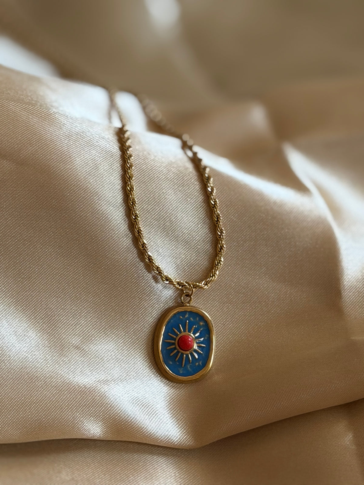 Lara pendant necklace