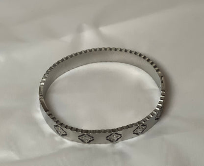 Wavy bangle