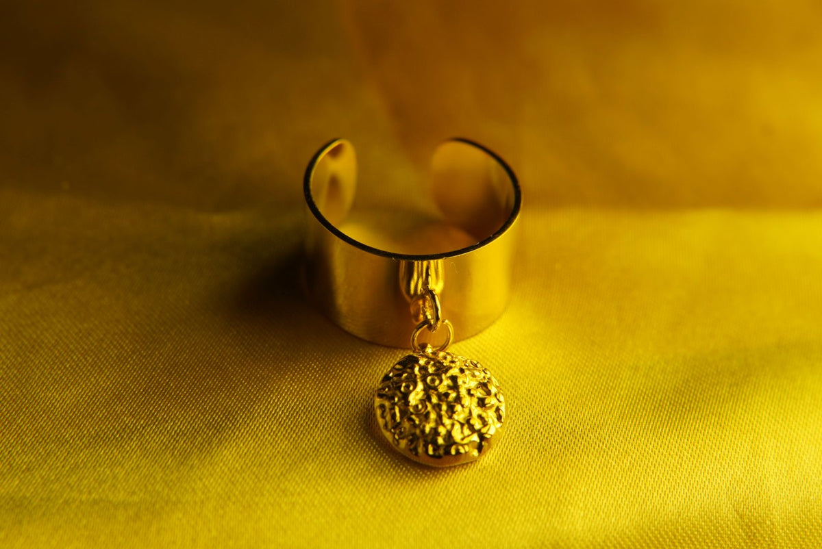 Hammered disc charm ring