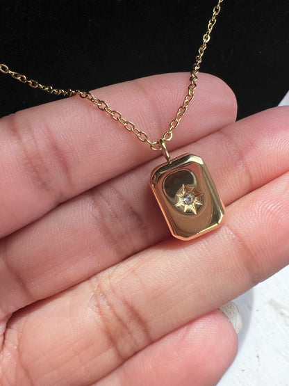 Solid star necklace