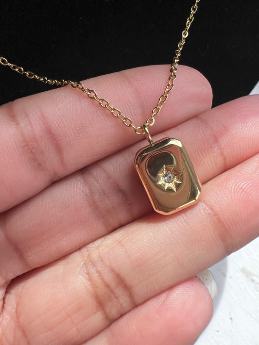 Solid star necklace