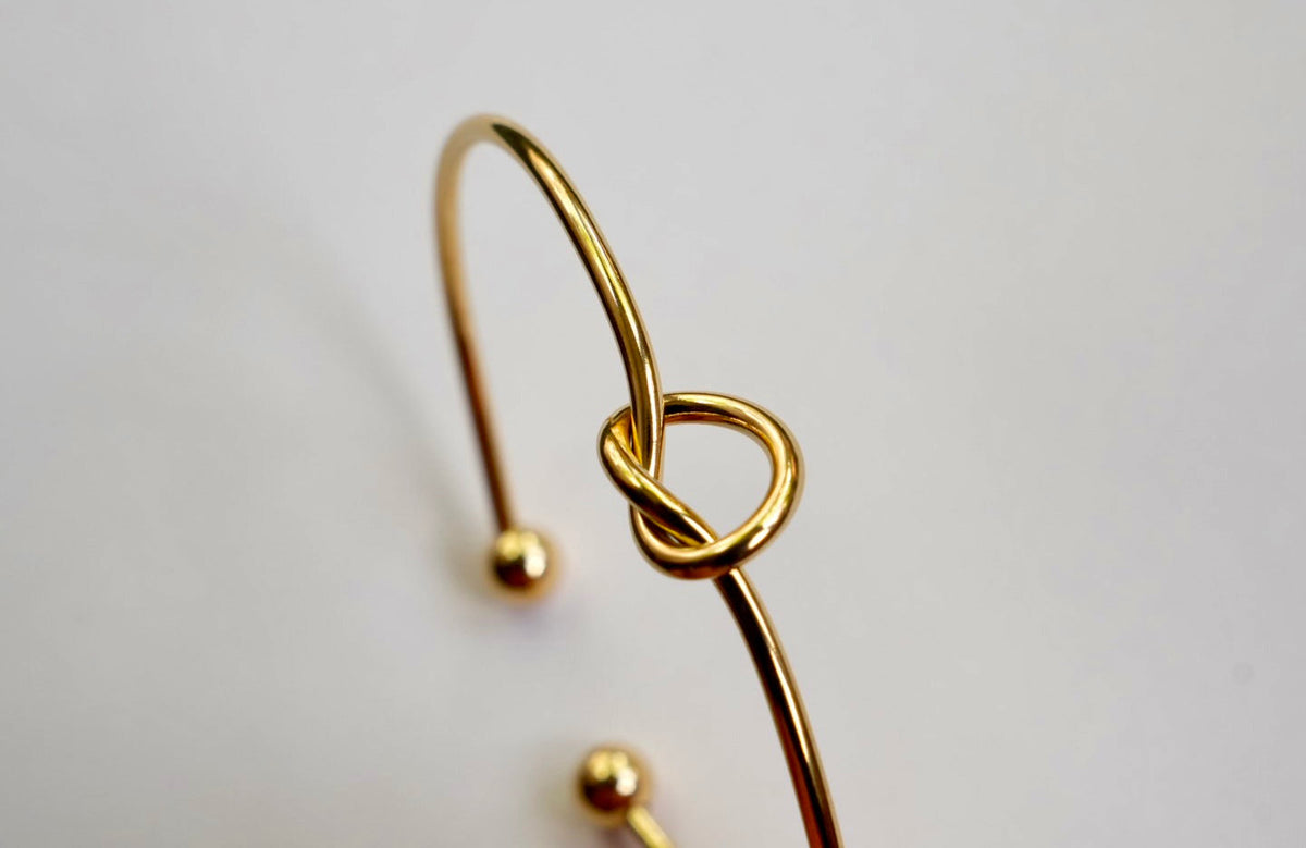 Dainty knot bracelet