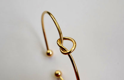 Dainty knot bracelet