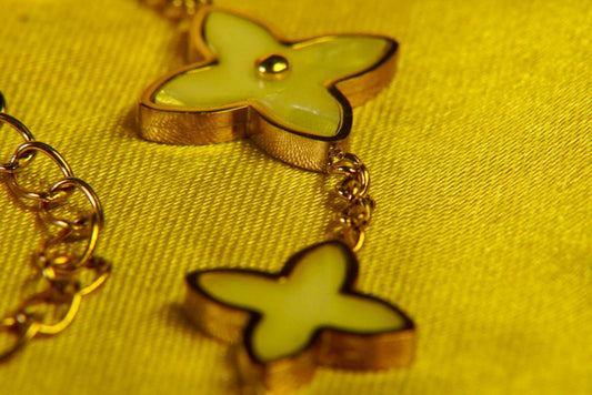 Dainty clover bracelet