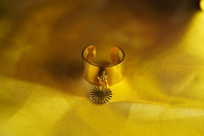 The swirl charm ring