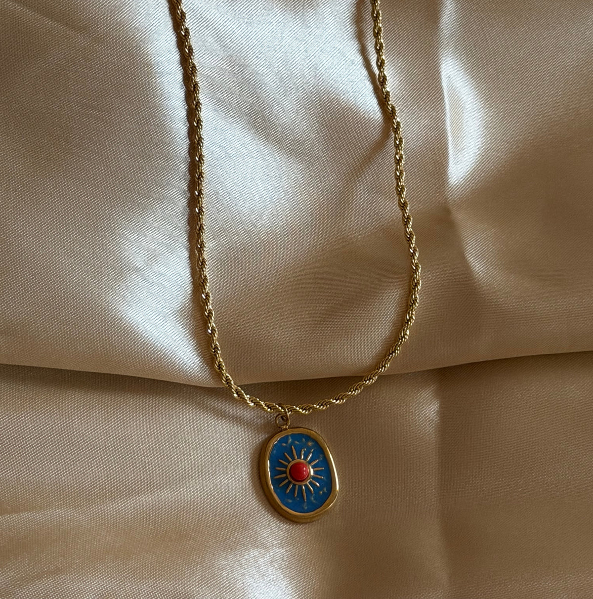 Lara pendant necklace