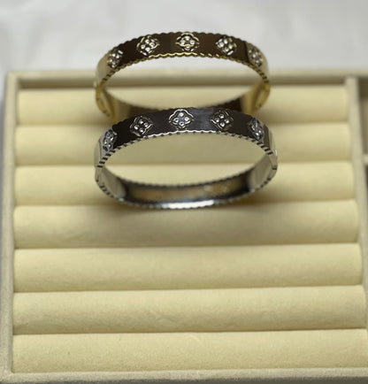 Wavy bangle